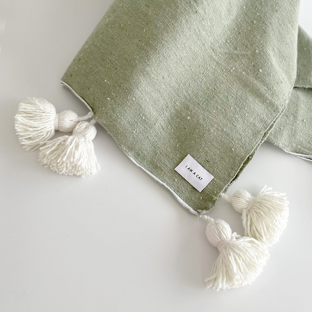 ライトカーキ×ホワイトポンポン