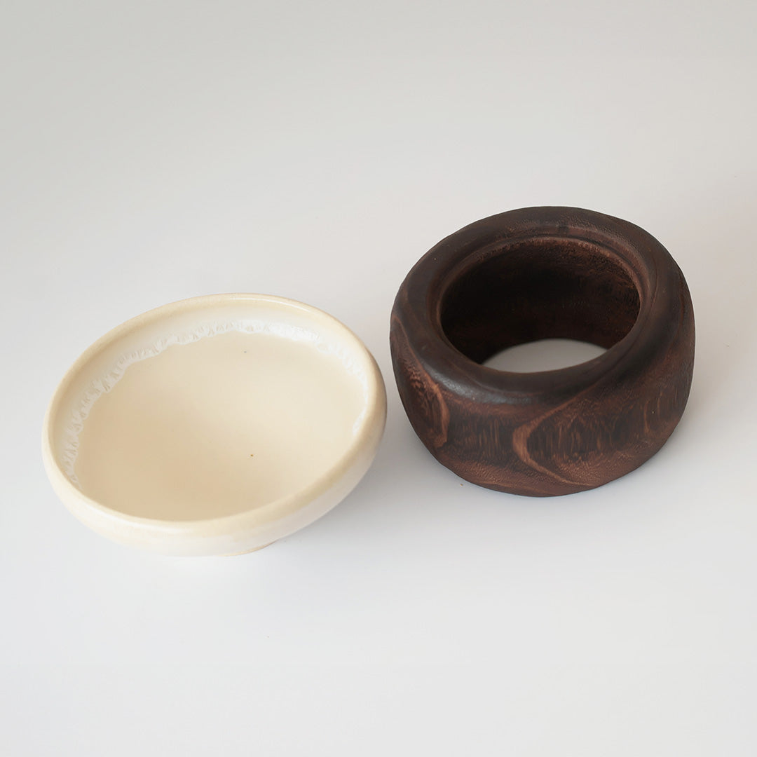 桐鉢:ダークブラウン うつわ:白鳳