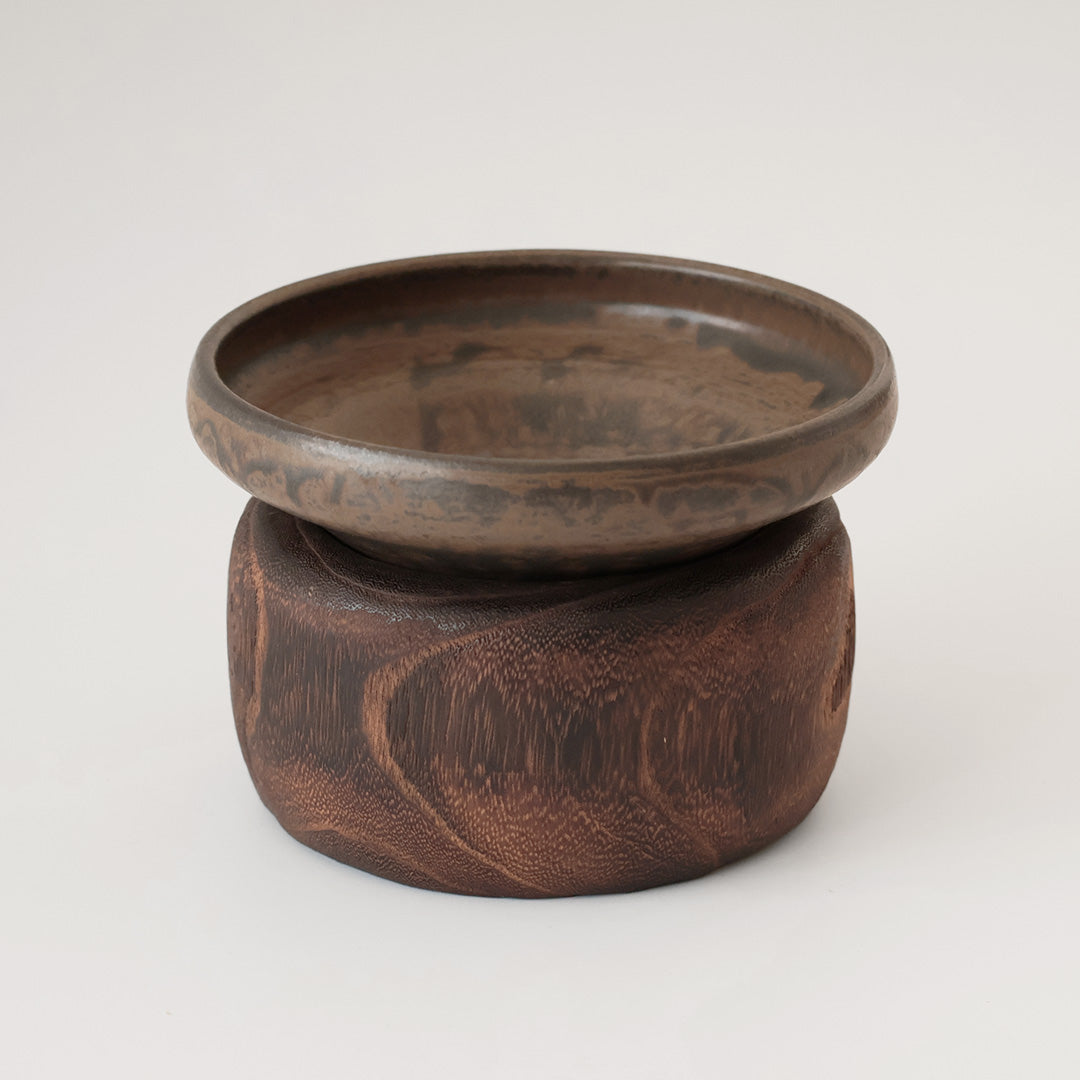 桐鉢:ダークブラウン うつわ:黒瀬戸