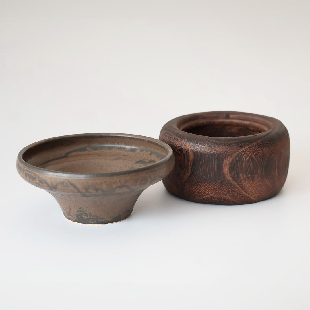桐鉢:ダークブラウン うつわ:黒瀬戸