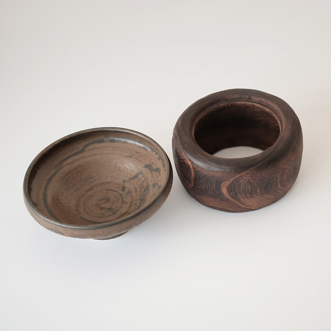 桐鉢:ダークブラウン うつわ:黒瀬戸
