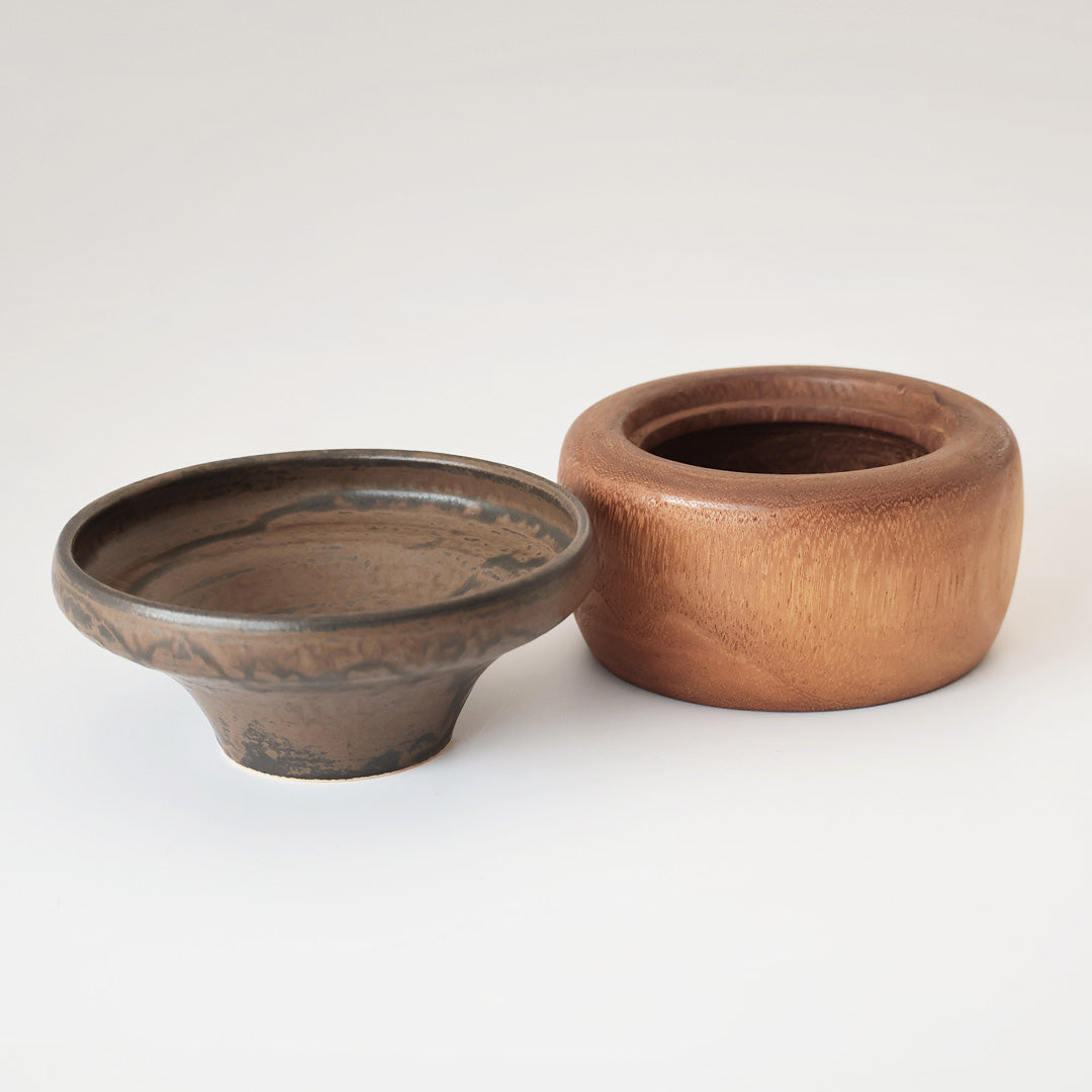 桐鉢:ライトブラウン うつわ:瀬戸黒