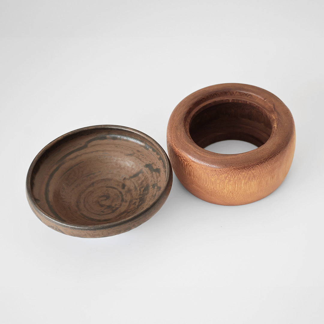 桐鉢:ライトブラウン うつわ:瀬戸黒