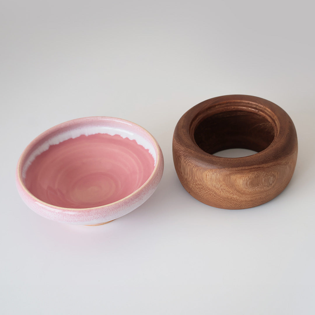 桐鉢:ライトブラウン うつわ:桃