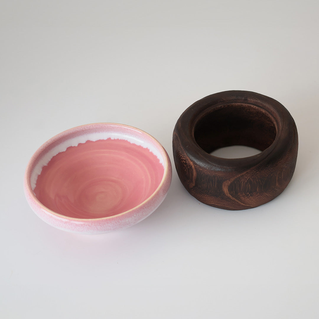 桐鉢:ダークブラウン うつわ:桃
